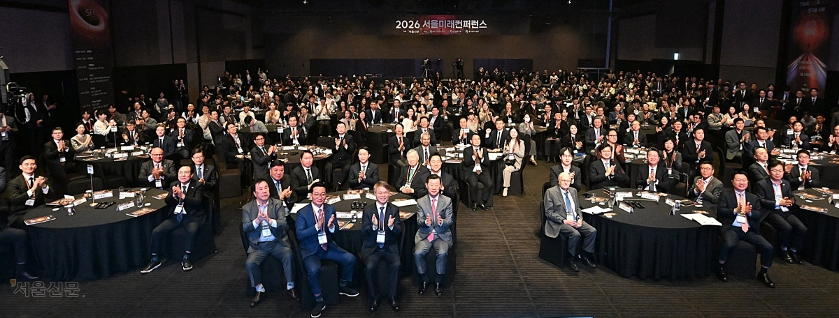 ‘미래의 기원-지능의 연결과 공존: AX 초자율사회’를 주제로 28일 서울 중구 서울신라호텔에서 열린 2026 서울미래컨퍼런스(SFC) 개막식에서 김상열 서울신문 회장(중앙 테이블 앞줄 왼쪽에서 두 번째) 등 내빈·연사·참석자들이 기념 촬영을 하고 있다. 앞줄 가운데 테이블은 (왼쪽부터 시계 방향으로) 우오현 SM그룹 회장, 서정진 셀트리온 회장, 최태원 대한상공회의소 회장(SK그룹 회장), 조정식 국회의장, 이중근 부영그룹 회장, 오세훈 서울시장, 김홍국 하림그룹 회장, 민형배 전남광주통합특별시장, 김 회장. 왼쪽 테이블은 김대헌 호반그룹 의장, 헨릭 앤더슨 덴마크 베스타스 최고경영자(CEO), 윤진식 한국무역협회장, 김기문 중소기업중앙회장. 오른쪽 테이블은 토머스 존 사전트 미국 뉴욕대 교수, 하정우 국가인공지능전략위원회 부위원장, 성기홍 청와대 홍보소통수석, 하범종 LG그룹 사장, 정진학 유진그룹 사장, 조억헌 서울신문 부회장. 홍윤기 기자