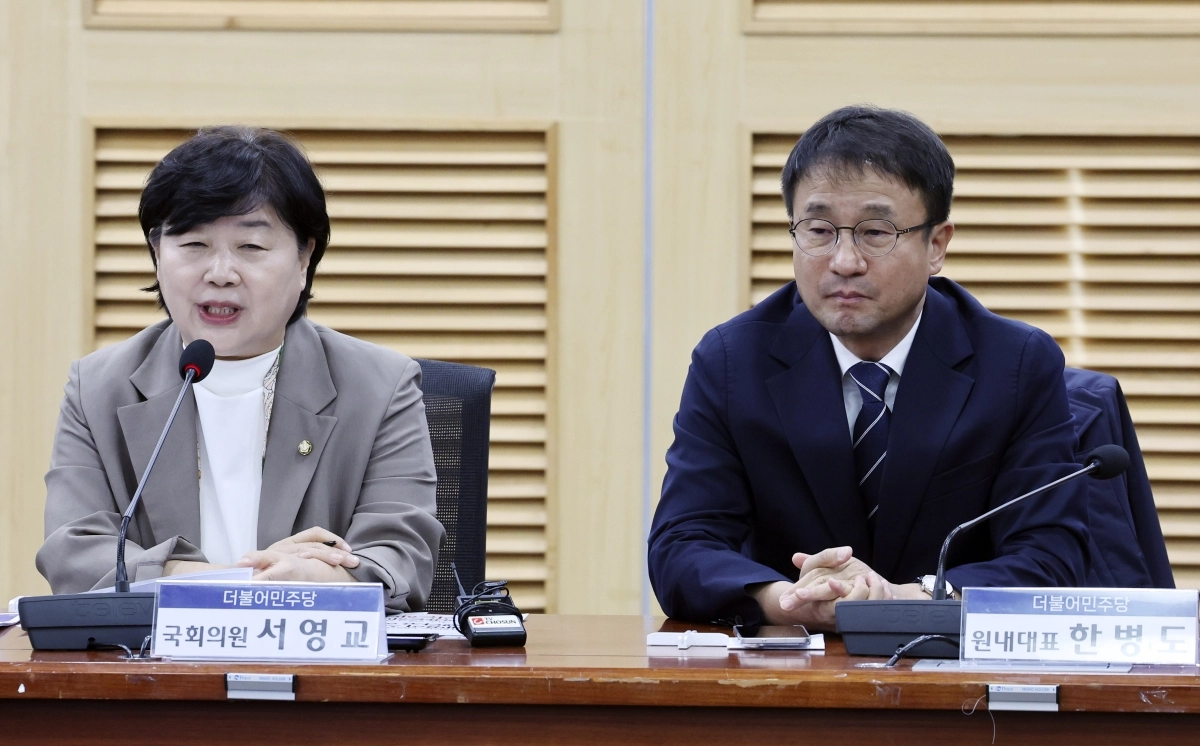 서영교 더불어민주당 의원이 28일 여의도 국회 의원회관에서 열린 윤석열 정권 정치검찰 조작기소 국조특위 사례보고회에서 발언하고 있다. 오른쪽은 한병도 민주당 원내대표.2026.10.28.  뉴시스