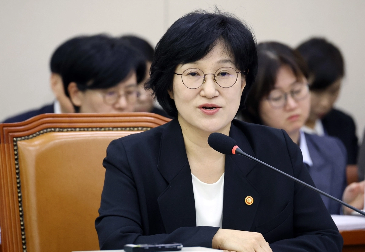 원민경 성평등가족부 장관이 28일 국회 성평등가족위원회에서 열린 성평등가족부 등에 대한 국정감사에서 의원 질의에 답하고 있다. 연합뉴스