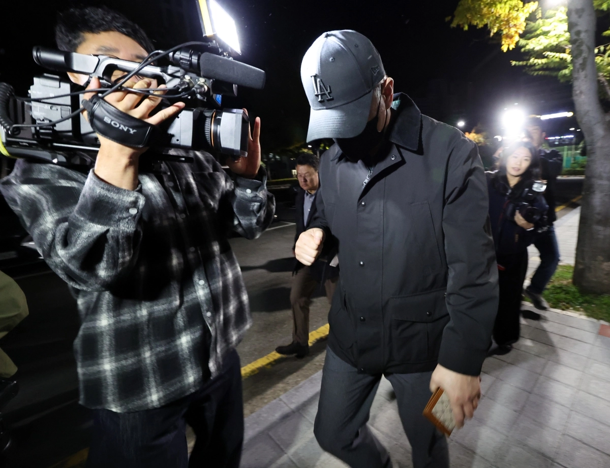 ‘여고생 살해범’ 장윤기의 아버지 장모 경감이 28일 전남광주 동구 광주지방법원에서 열린 경찰의 부실 수사 의혹 사건 공판에 출석해 증인 신문을 받고 이동하고 있다. 2026.10.28. 연합뉴스