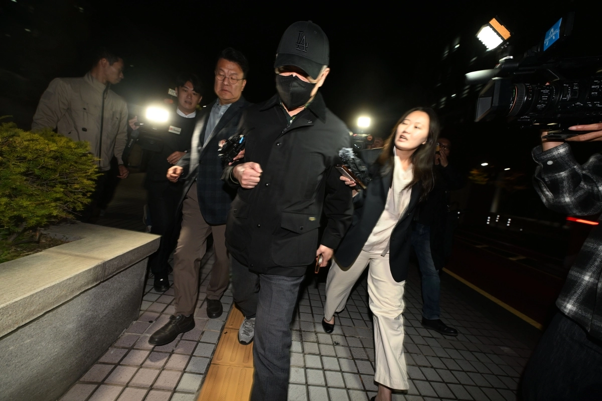 ‘여고생 살해범’ 장윤기의 부친 장모 경감이 28일 오후 전남광주 동구 광주지법에서 증인 신문을 마친 뒤 취재진 질의를 피해 이동하고 있다. 장 경감은 취재진의 질문에 “그렇게 착한 아들이 그런 일을 저질렀다는게 저도 납득되지 않았다”고 주장했다. 2026.10.28. 뉴시스