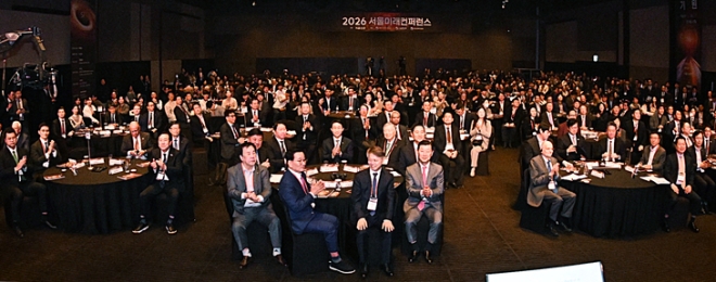 28일 서울 중구 신라호텔 다이너스티홀에서 ‘미래의 기원, 지능의 연결과 공존: AX 초자율 사회’를 주제로 열린 제11회 서울미래컨퍼런스 개막식에서 내빈과 참석자들이 기념 촬영을 하고 있다. 2026.10.28 안주영 전문기자