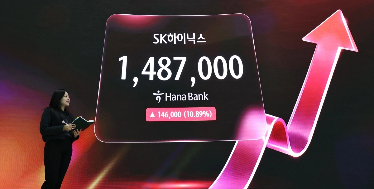 SK하이닉스가 올해 3분기 매출 104조 6155억원, 영업이익 83조 3338억원을 기록하며 6개 분기 연속 역대 최대 실적을 경신했다. 사진은 28일 서울 중구 하나은행 딜링룸 현황판에 표시된 SK하이닉스 지수. 연합뉴스