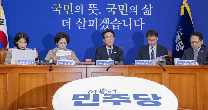 더불어민주당 김민석(가운데) 대표가 28일 국회 최고위원회의에서 민주당이 전날 의원총회를 통해 결정한 조희대 대법원장에 대한 국정조사와 관련해 발언하고 있다. 민주당은 조 대법원장 국정조사를 12월 초 실시한다고 밝혔다.  연합뉴스