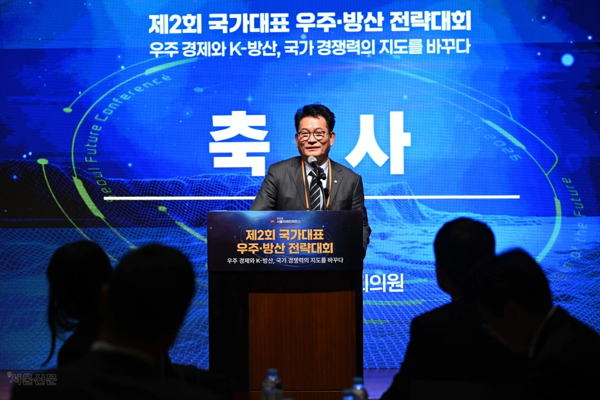 대통령 평화외교특보인 송영길 더불어민주당 의원이 28일 서울 중구 서울신라호텔에서 ‘우주 경제와 K-방산, 국가 경쟁력의 지도를 바꾸다’를 주제로 열린 ‘제2회 국가대표 우주·방산 전략대회’에서 축사하고 있다. 도준석 전문기자