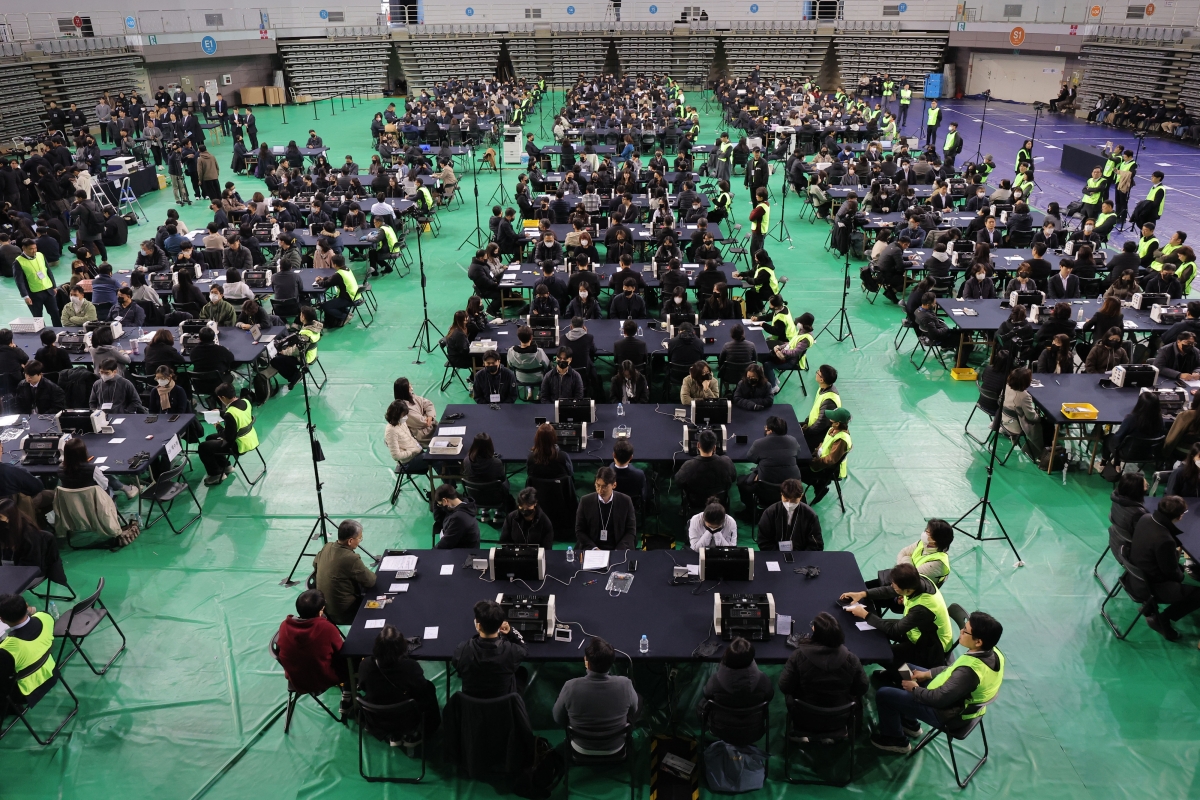 28일 서울 송파구 올림픽공원 핸드볼경기장에서 이태한 선거관리위원회 특별검사팀 관계자, 사무원, 참관단이  6·3 지방선거 투표용지 공개검증을 준비하고 있다. 2026.10.28 연합뉴스