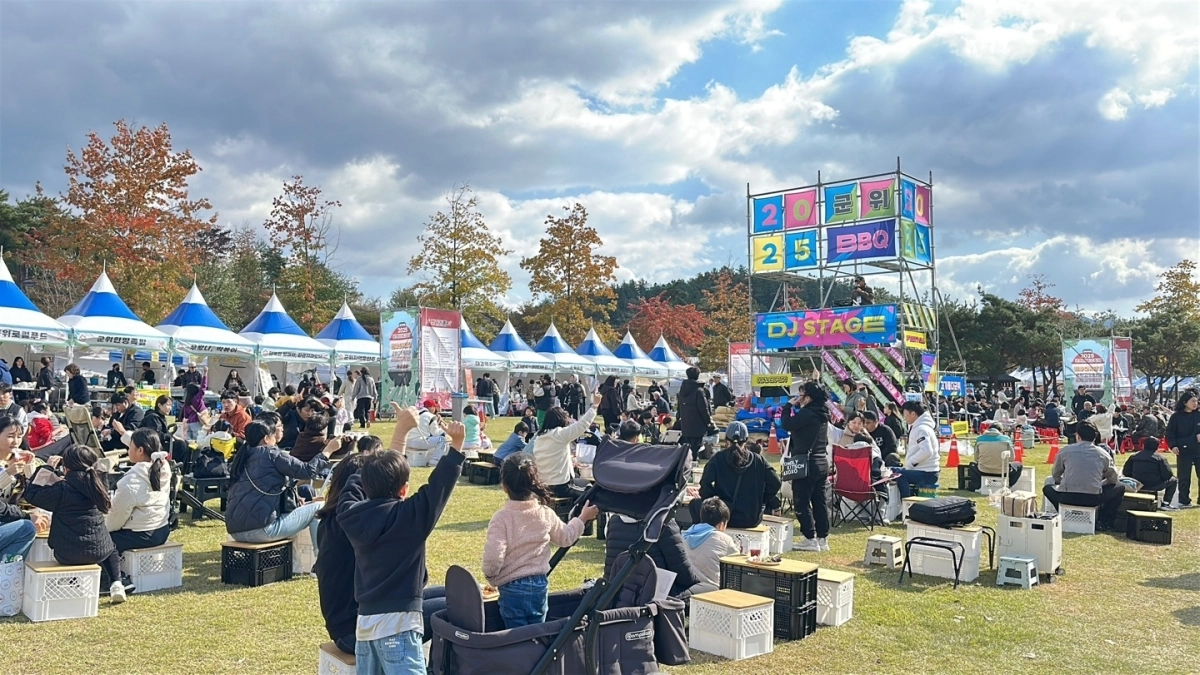 ‘2025 군위 바비큐 축제’에 참여한 지역 주민 및 관광객들이 탁 트인 야외에서 바비큐 요리를 맛보며 공연을 즐기고 있다. 군위군 제공.