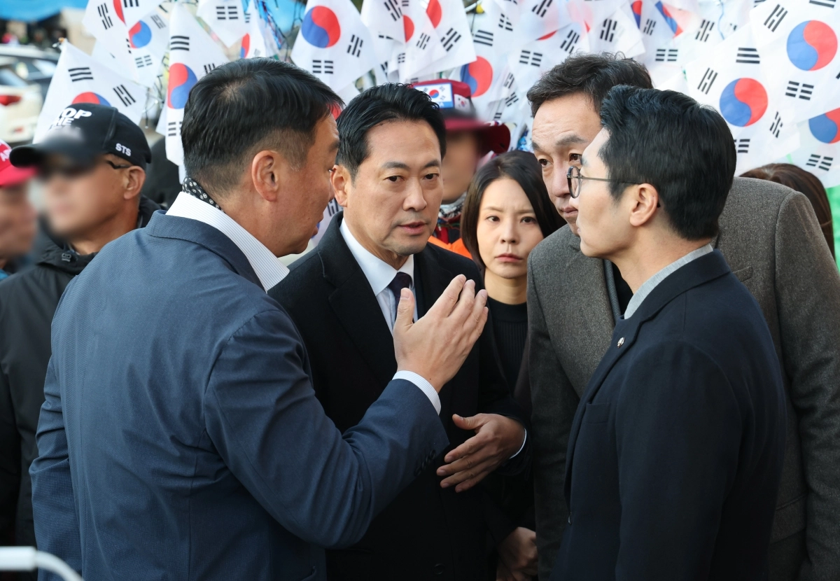 의원들과 대화하는 장동혁 대표