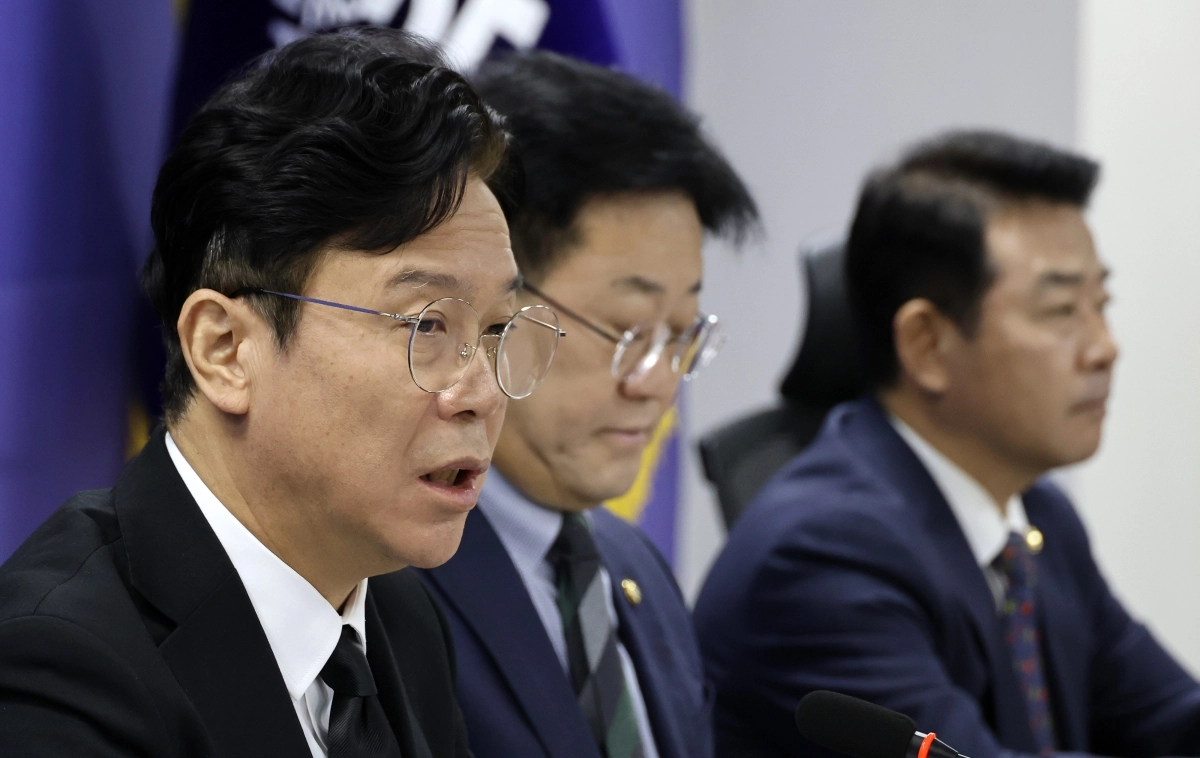 김영훈 고용노동부 장관이 29일 국회 의원회관에서 열린 고용노동부와 국회 기후에너지환경노동위원회 간 당정협의에서 발언하고 있다. 연합뉴스