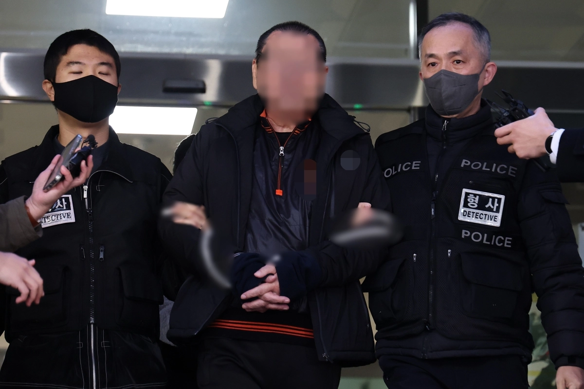 서울 강남구 역삼동 빌딩 두 곳에 불을 질러 다수를 다치게 한 피의자 A씨가 29일 서울 수서경찰서에서 서울중앙지방공소청으로 구속 송치되며 취재진 질문에 답하고 있다. 연합뉴스