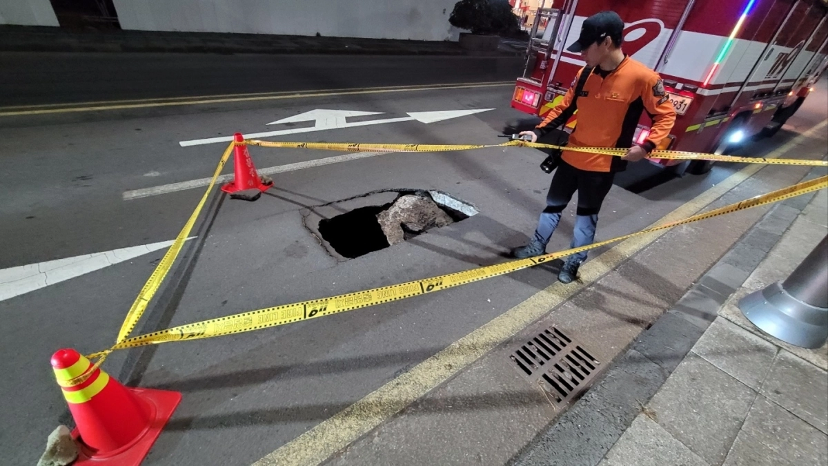 제주 도로를 달리는 공공차량이 인공지능(AI)으로 포트홀과 낙하물을 실시간 찾아내고, 블랙아이스까지 미리 예측하는 스마트 도로안전 시스템이 내년부터 현장에 적용된다. 제주도소방안전본부 제공