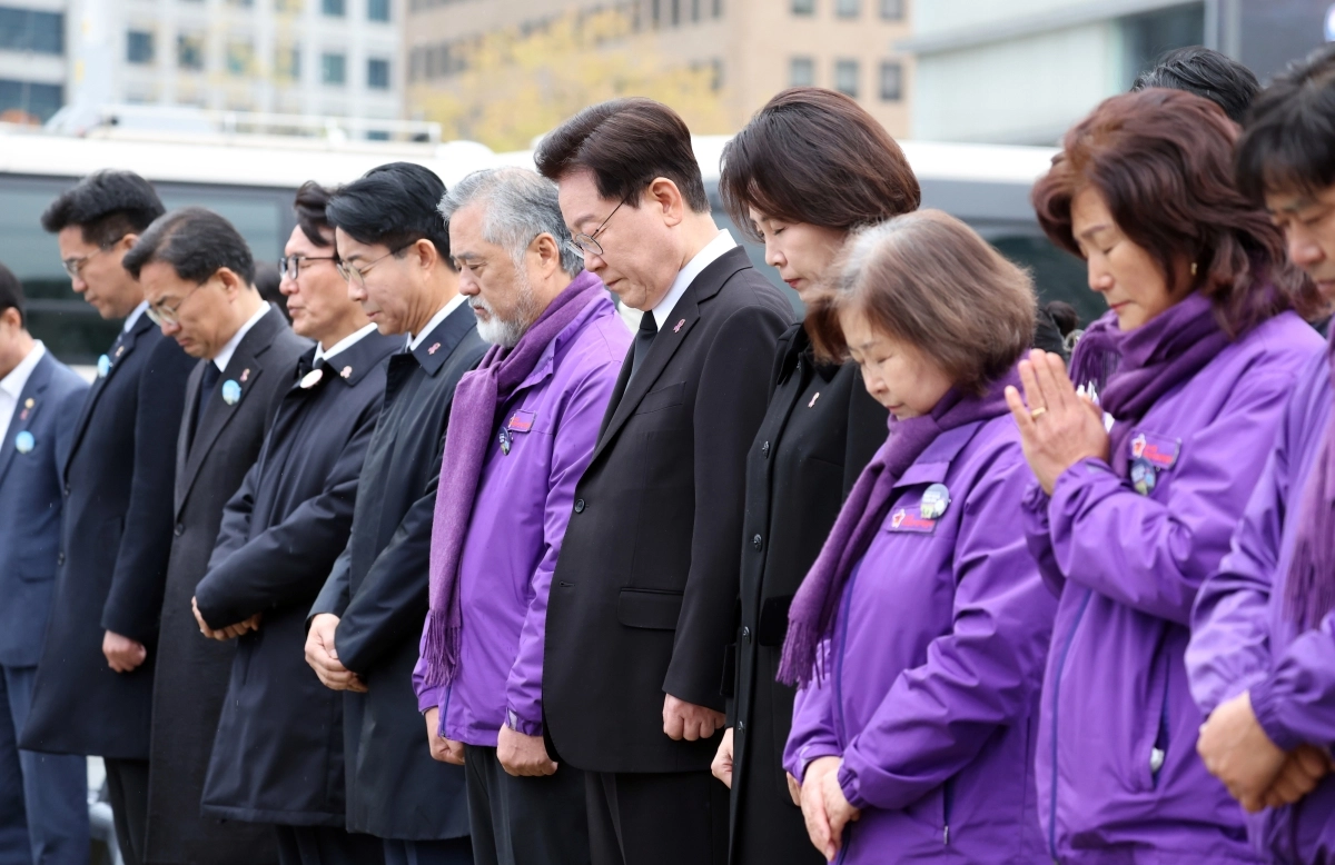 이재명 대통령과 김혜경 여사가 29일 서울 광화문광장에서 열린 이태원참사 4주기 기억식에서 묵념하고 있다. 2026.10.29 연합뉴스
