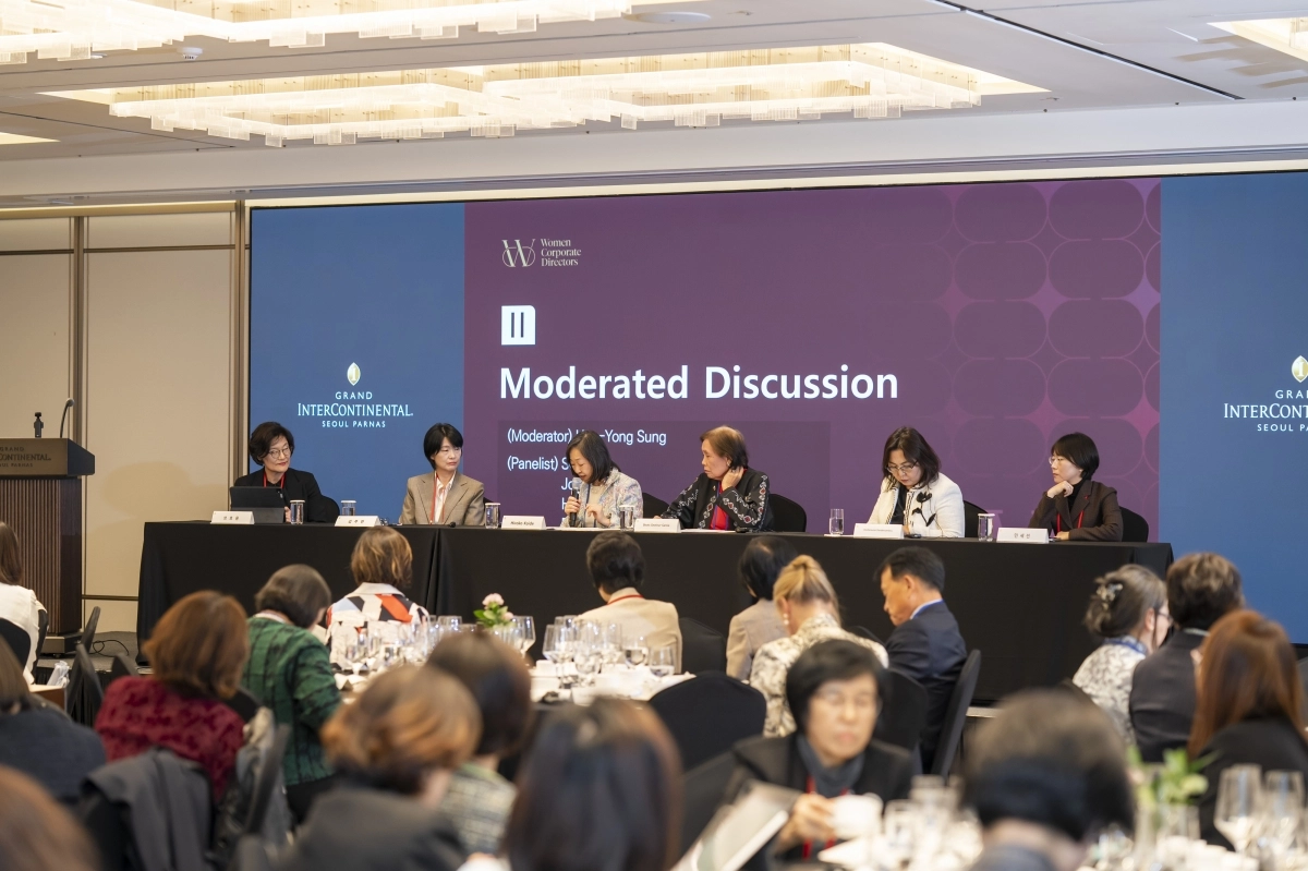세계여성이사협회의 창립 10주년 기념 ‘WCD APAC Global Forum’에서 패널토론을 하고 있다. 왼쪽부터 성효용 성신여대 교수, 김주연 SK이노베이션·포스코홀딩스 독립이사, 히로코 코이데 WCD 일본 대표, 부츠 가르시아 WCD 필리핀 대표, 온친수렌 덴데브삼부 WCD 몽골 대표, 민세진 동국대 교수. WCD 코리아 제공