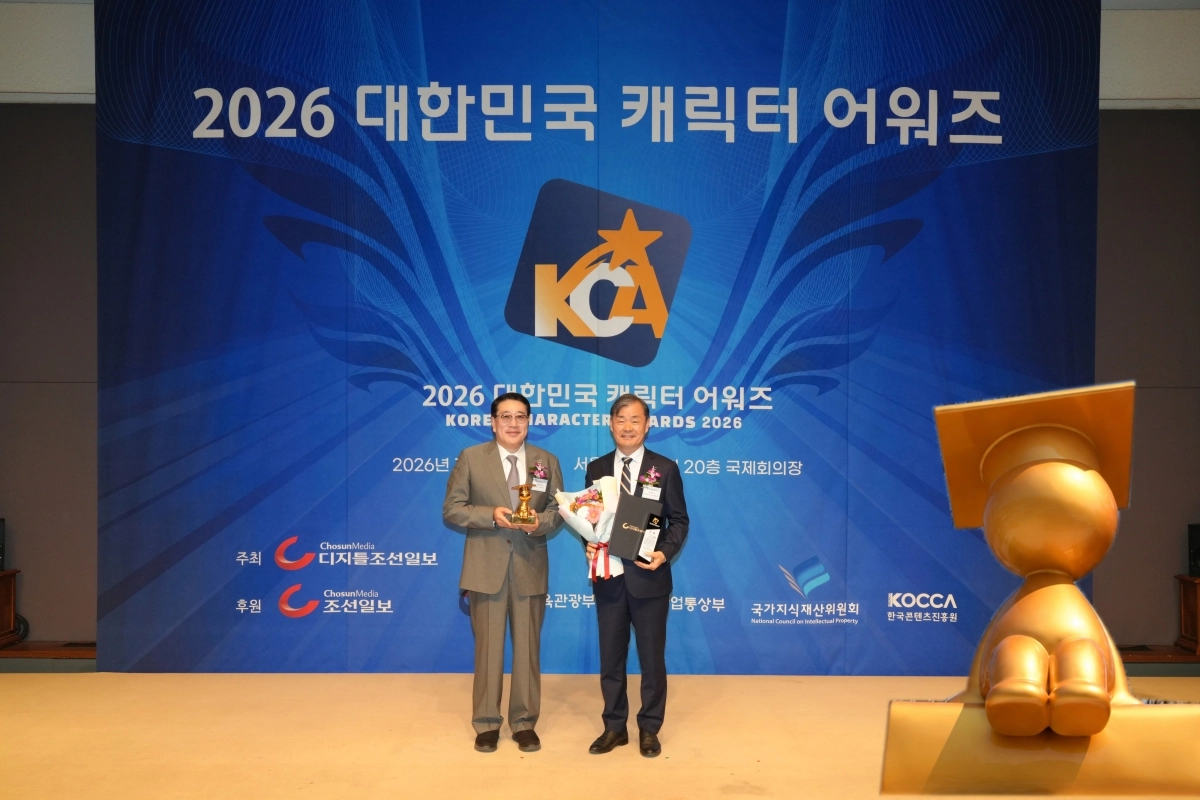 2026 대한민국 캐릭터 어워즈 시상식과 대상을 받은 국민대 공식 캐릭터인 ‘미스터닥터(Mr.Doctor)’. 국민대 제공