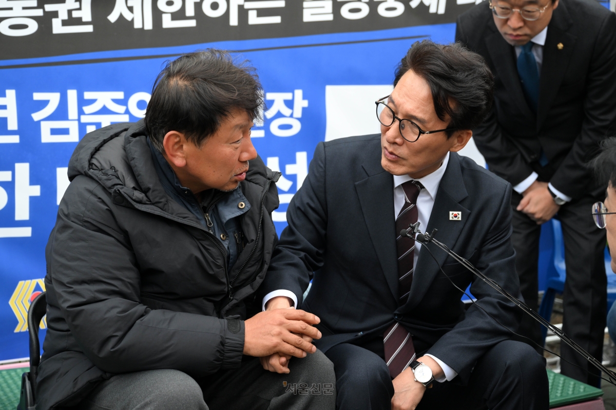 김민석 더불어민주당 대표가 29일 국회 앞에서 단식농성 중인 김준영 한국노총 전국금속노동조합연맹(금속노련) 위원장을 찾아 대화하고 있다. 2026.10.29 홍윤기 기자