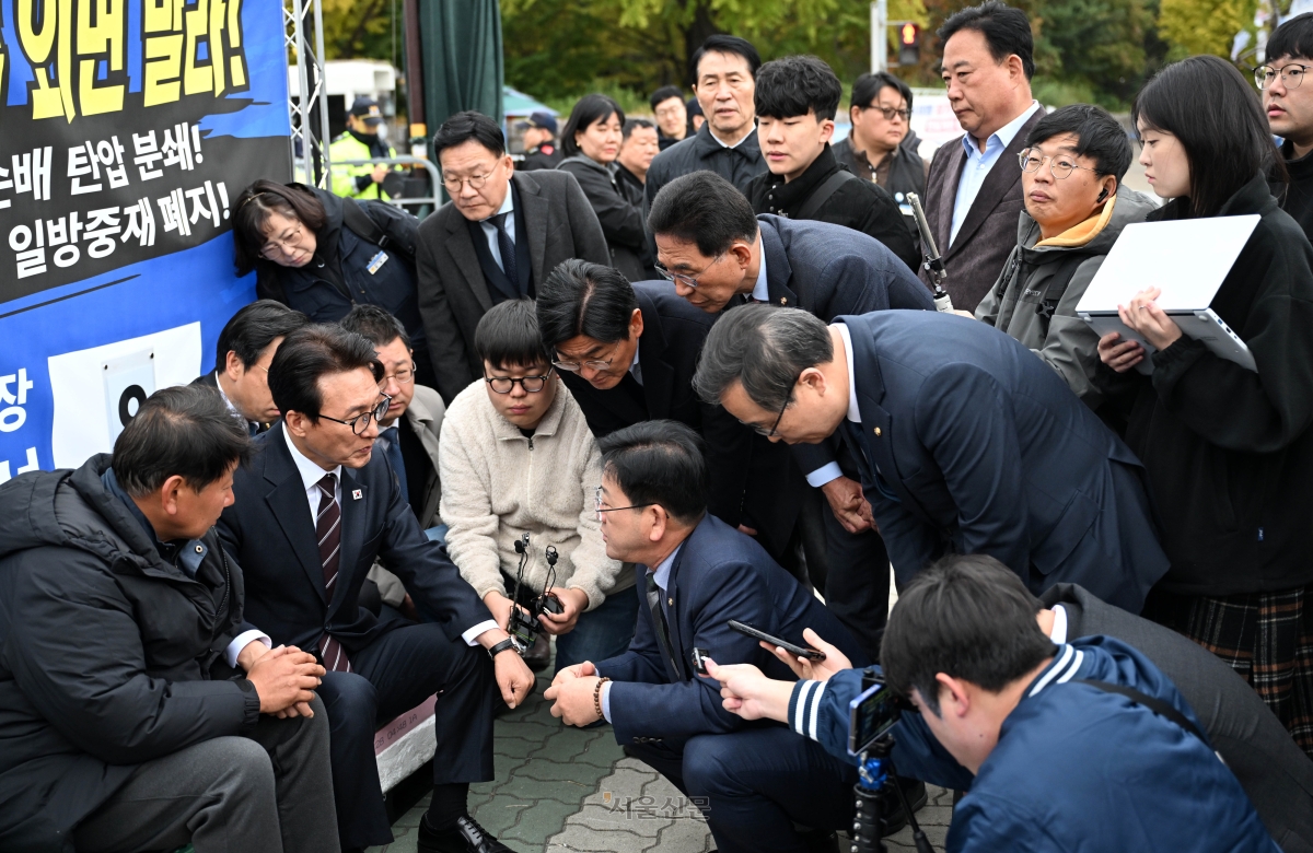 김민석 더불어민주당 대표가 29일 국회 앞에서 단식농성 중인 김준영 한국노총 전국금속노동조합연맹(금속노련) 위원장을 찾아 대화하고 있다. 2026.10.29 홍윤기 기자