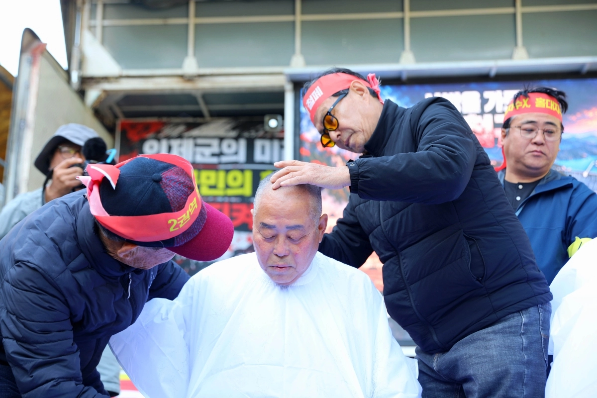 27일 오후 서울 여의도 국회 정문 앞에서 인구감소지역 지정 제외와 지방우대지수 2권역 분류에 항의하는 인제군민들의 규탄 대회가 열려 최상기 군수가 삭발하고 있다. 2026.10.27 연합뉴스