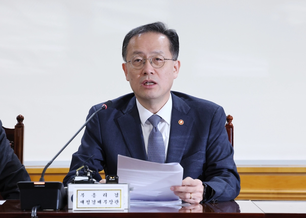 이형일 부총리 겸 재정경제부 장관이 29일 서울 중구 전국은행연합회관에서 열린 확대거시경제금융회의에서 발언하고 있다. 연합뉴스
