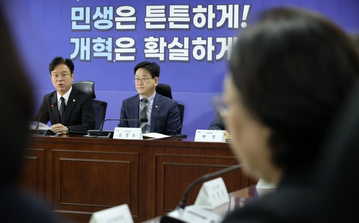김영훈 고용노동부 장관이 29일 국회 의원회관에서 열린 고용노동부와 국회 기후에너지환경노동위원회 간 당정협의에서 발언하고 있다. 가운데 김정호 국회 기후에너지환경노동위원장. 2026.10.29 연합뉴스