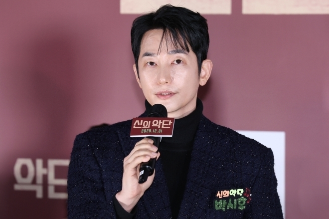 배우 박시후가 8일 서울 용산구 CGV용산아이파크몰에서 열린 영화 ‘신의 악단’ 제작보고회에서 자신과 관련한 논란에 대해 입장을 밝히고 있다. 2025.12.8 연합뉴스