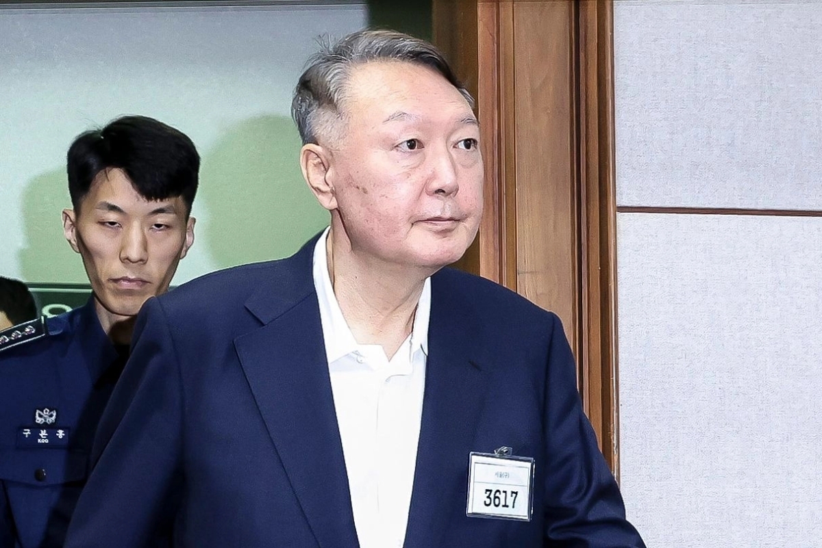 윤석열 전 대통령이 지난해 9월 서울 서초구 서울중앙지법에서 열린 특수공무집행방해, 직권남용 권리행사방해 등 혐의 사건 첫 공판에 출석하고 있다. 뉴스1