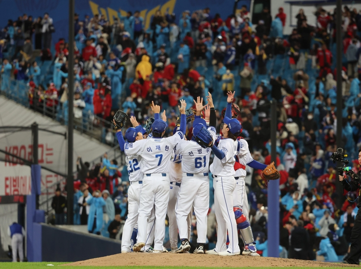 27일 대구 삼성라이온즈파크에서 열린 2026 신한 SOL KBO리그 포스트시즌 플레이오프 2차전 KIA 타이거즈와 삼성 라이온즈의 경기. 삼성 선수들이 승리 후 세리머니하고 있다. 2026.10.27      대구 연합뉴스
