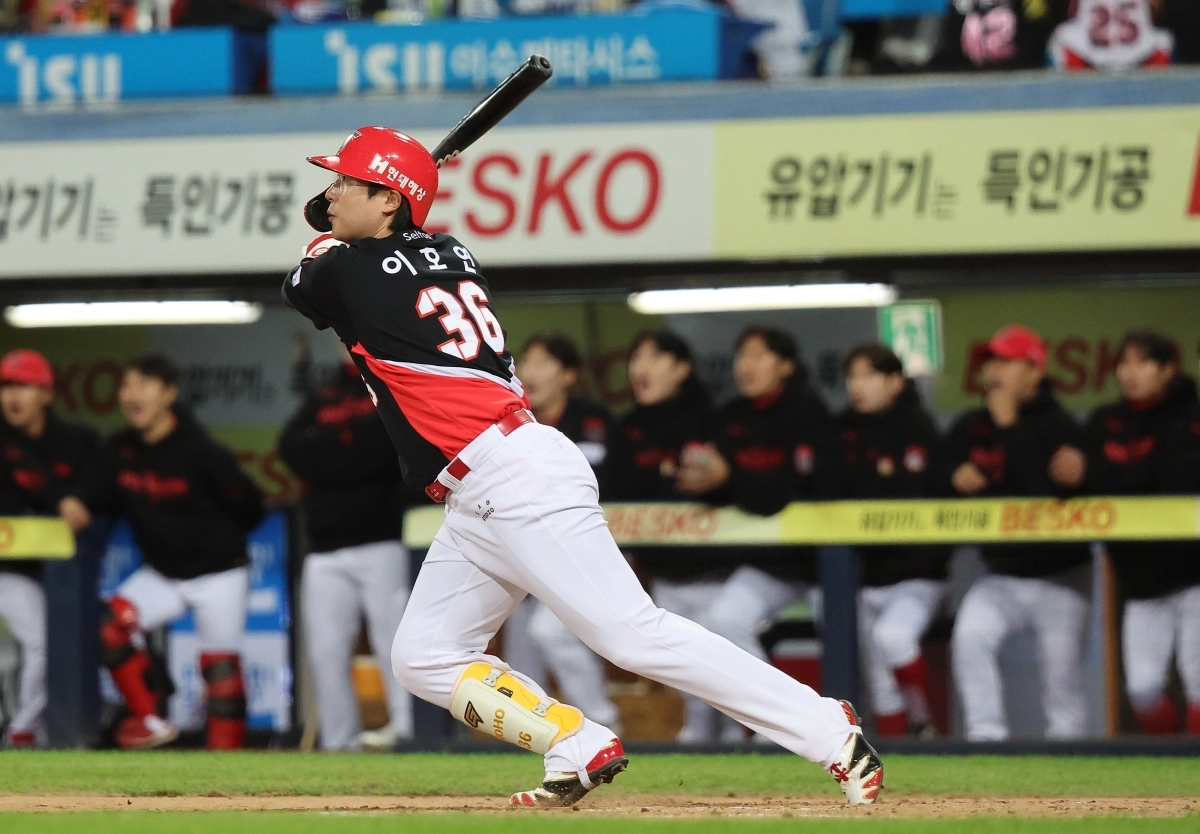 27일 대구 삼성라이온즈파크에서 열린 2026 신한 SOL KBO리그 포스트시즌 플레이오프 2차전 KIA 타이거즈와 삼성 라이온즈의 경기. 3회초 1사 주자 1, 3루 상황에서 KIA 이호연이 희생타를 치고 있다. 2026.10.27     대구 연합뉴스