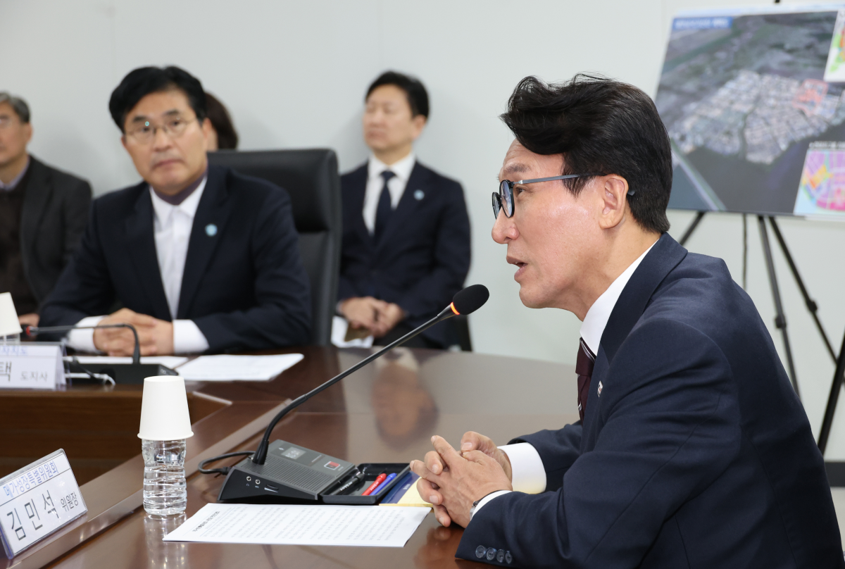 김민석 더불어민주당 대표가 29일 전북 새만금에서 열린 민주당 메가성장특별위원회 현장 간담회에서 발언하고 있다. 왼쪽은 김 대표의 발언을 듣고 있는 이원택 전북도지사. 군산 연합뉴스