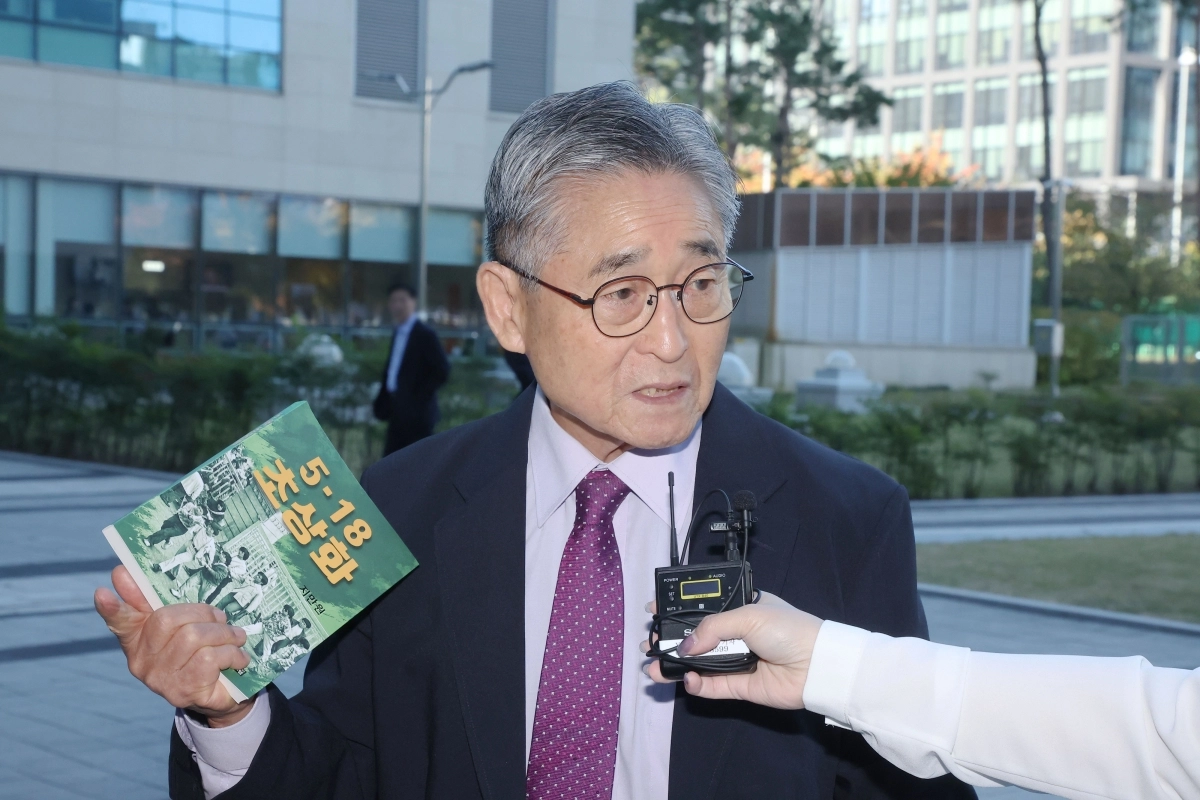 5·18 민주화운동 관련 허위 사실을 유포해 희생자와 유족의 명예를 훼손한 혐의를 받는 보수논객 지만원 씨가 27일 경기도 수원시 수원지방법원에서 구속 전 피의자 심문(영장실질심사)에 앞서 취재진의 질문에 답하고 있다. 2026.10.27. 연합뉴스