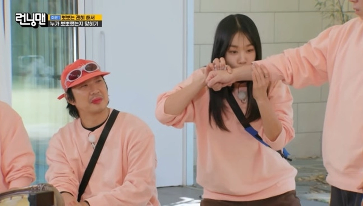 배우 안은진에게 뽀뽀를 요구하는 장면으로 성희롱 논란에 휩싸였던 SBS 예능 프로그램 ‘런닝맨’이 방송심의에서 ‘문제없음’ 판단을 받았다. SBS ‘런닝맨’ 캡처