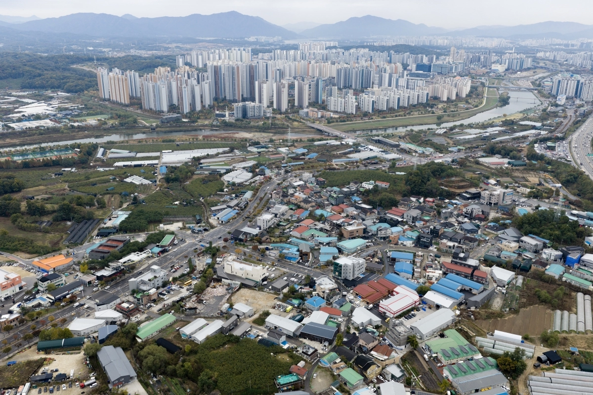 수도권에 10만가구 신규 택지 공급 계획을 밝힌 정부가 지난 8월 13일 2만 7200가구의 입지를 공개한 데 이어 29일 나머지 7만 6700가구가 들어설 신규 택지를 추가로 발표했다. 사진은 1만 4600가구가 지어질 경기 구리시 사노동 건원지구 일대 모습. 연합뉴스