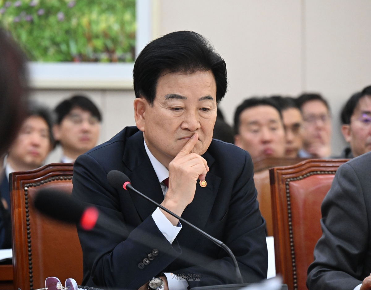 정동영 통일부장관이 27일 국회 외교통일위원회에서 열린 외교부, 통일부 등에 대한 종합감사에서 외통위원 질의를 듣고 있다.2026.10.27 안주영 전문기자
