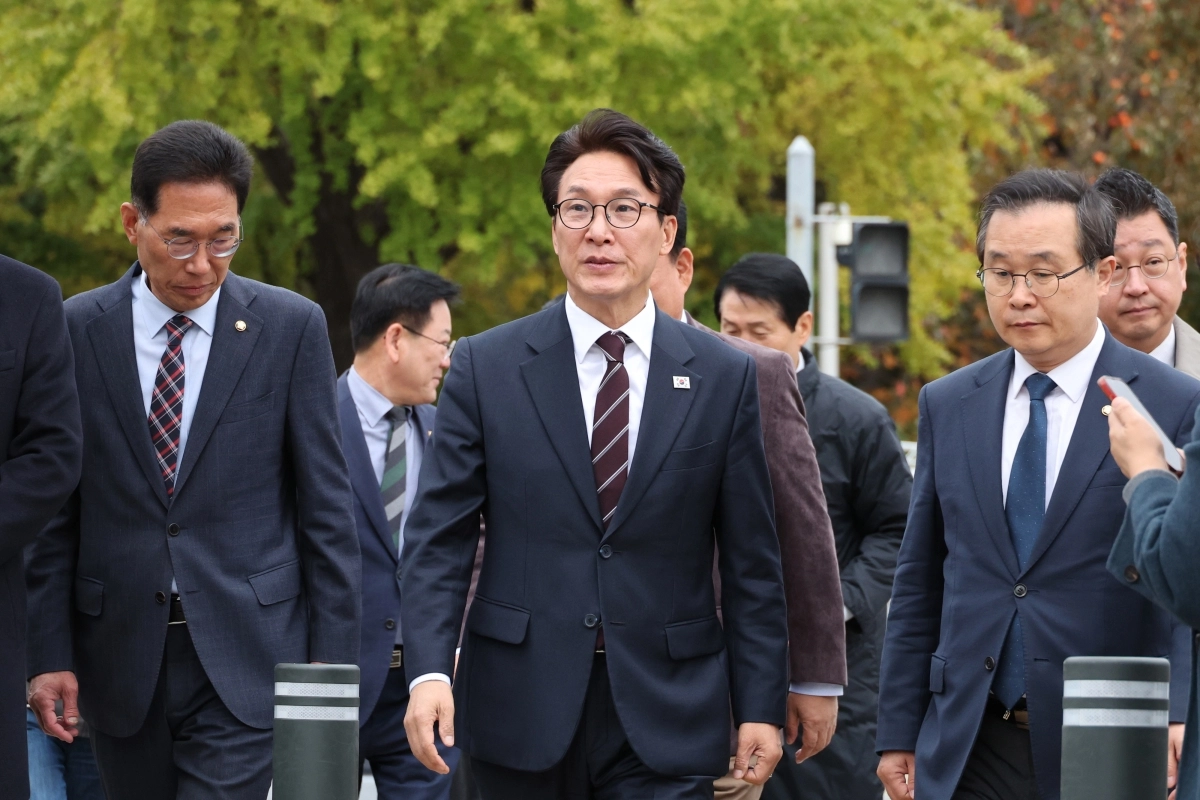 김민석(가운데) 더불어민주당 대표.   뉴스1