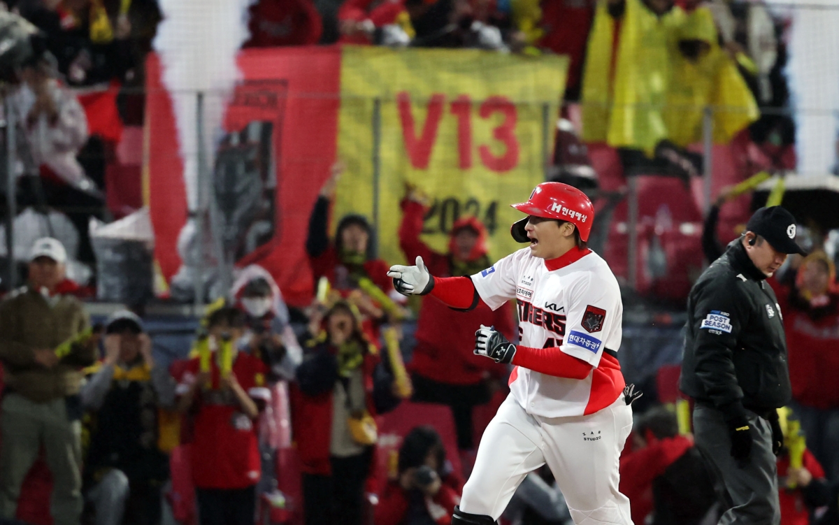 29일 전남광주통합특별시 광주기아챔피언스필드에서 열린 2026 프로야구 플레이오프 3차전 KIA 타이거즈와 삼성 라이온즈의 경기. 6회말 KIA 나성범이 홈런을 치고 그라운드를 돌고 있다. 2026.10.29       전남광주 연합뉴스