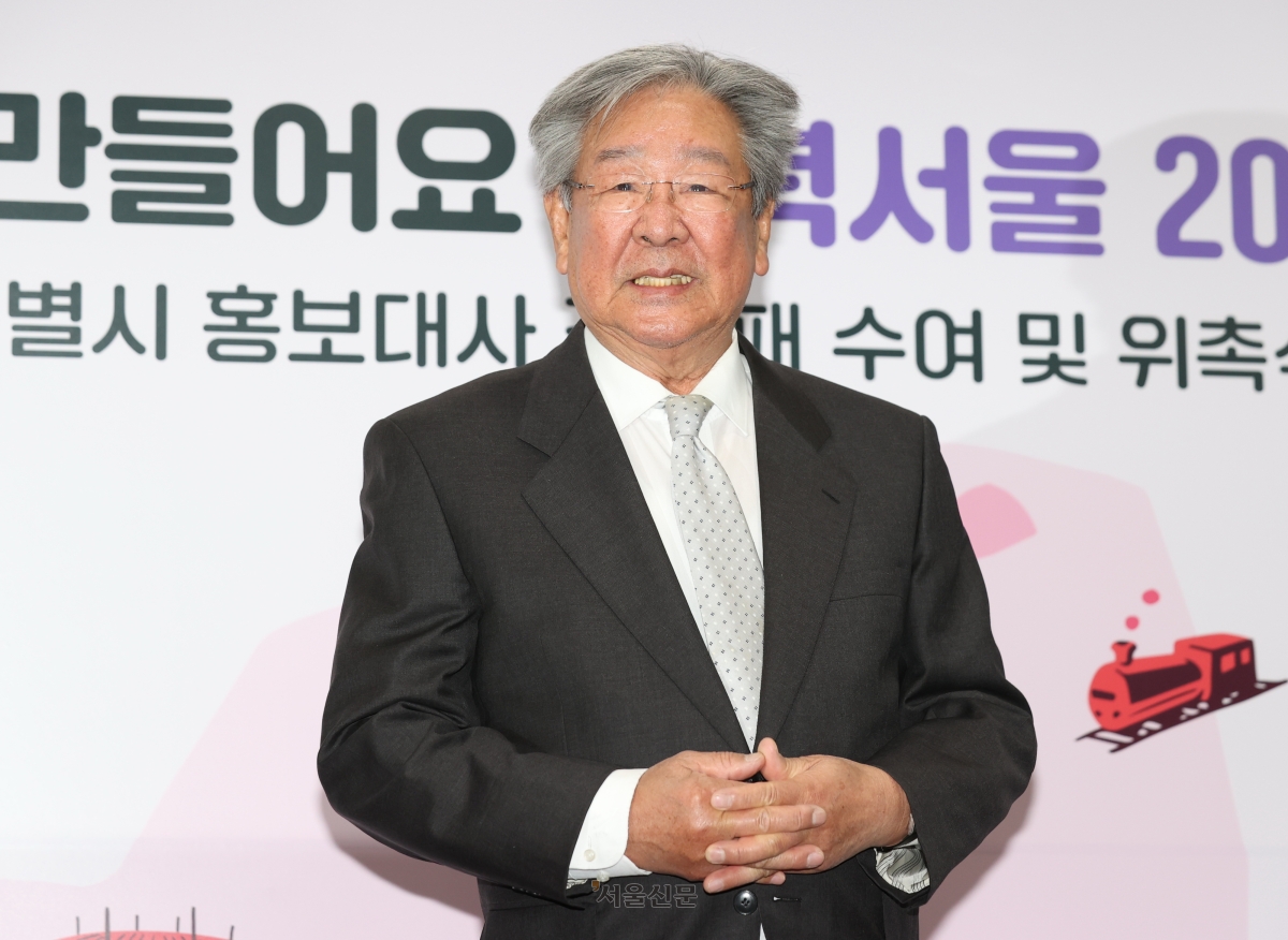 배우 최불암이 2023년 2월 16일 ‘서울특별시 홍보대사 감사패 수여식’에 앞서 포즈를 취하고 있다. 2026.10.30 최불암 측 제공