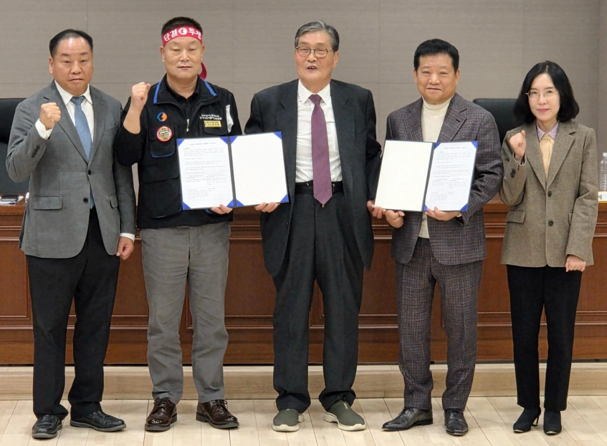 30일 경기 수원시 경기지방노동위원회에서 열린 경기지역 버스업체 노사 최종 조정회의에서 노사 양측과 조정위원들이 협상을 타결한 뒤 기념촬영을 하고 있다. 연합뉴스