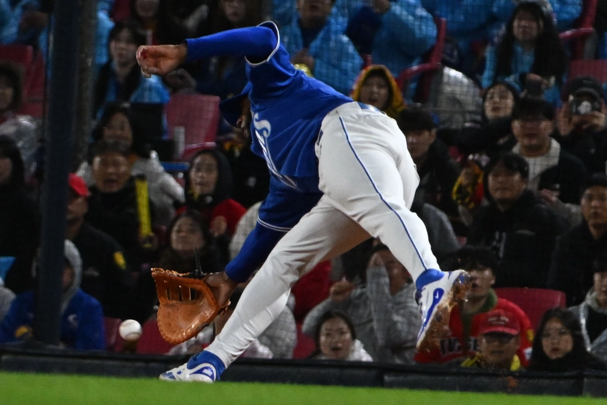 29일 오후 전남광주 북구 광주-기아챔피언스필드에서 열린 2026 KBO 포스트시즌 플레이오프 3차전 삼성라이온즈 대 KIA타이거즈의 경기. 7회 말 2사 주자 없는 상황에서 삼성 1루수 디아즈가 유격수 송구 실책으로 공을 놓치고 있다. 2026.10.29      전남광주 뉴시스