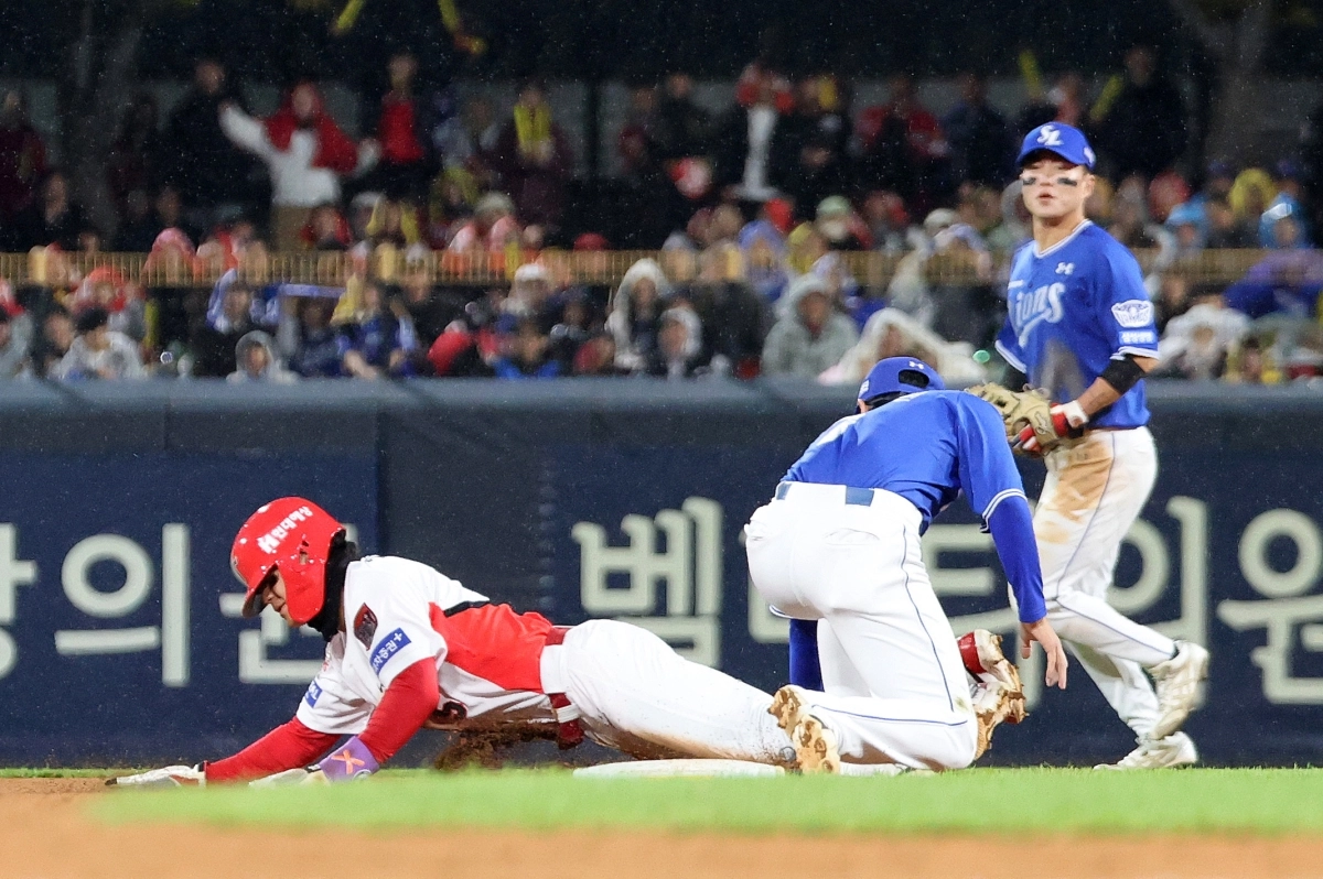 29일 오후 광주 기아챔피언스필드에서 열린 프로야구 2026 신한 SOL KBO 포스트시즌 플레이오프 3차전 삼성 라이온즈와 KIA 타이거즈의 경기, 5회말 2사 1루 상황 KIA 김도영이 2루 도루를 시도했으나 태그아웃되고 있다. 2026.10.29                 전남광주 뉴스1