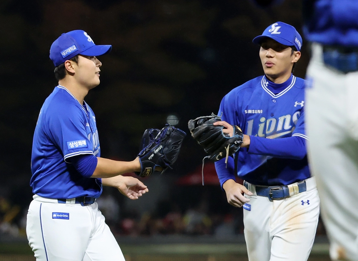 29일 오후 전남광주 기아챔피언스필드에서 열린 프로야구 2026 신한 SOL KBO 포스트시즌 플레이오프 3차전 삼성 라이온즈와 KIA 타이거즈의 경기, 삼성 이승민이 8회말 이닝을 실점 없이 마친 뒤 유격수 이재현과 하이파이브를 하고 있다. 2026.10.29        전남광주 뉴스1