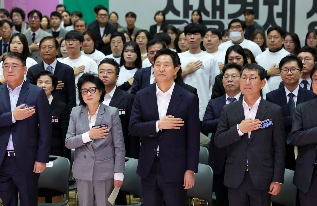 오세훈(앞줄 왼쪽 세 번째) 서울시장이 29일 서울시청에서 열린 ‘2026 상생경제 생태계 서울 선포식’에서 국기에 대한 경례를 하고 있다. 뉴시스