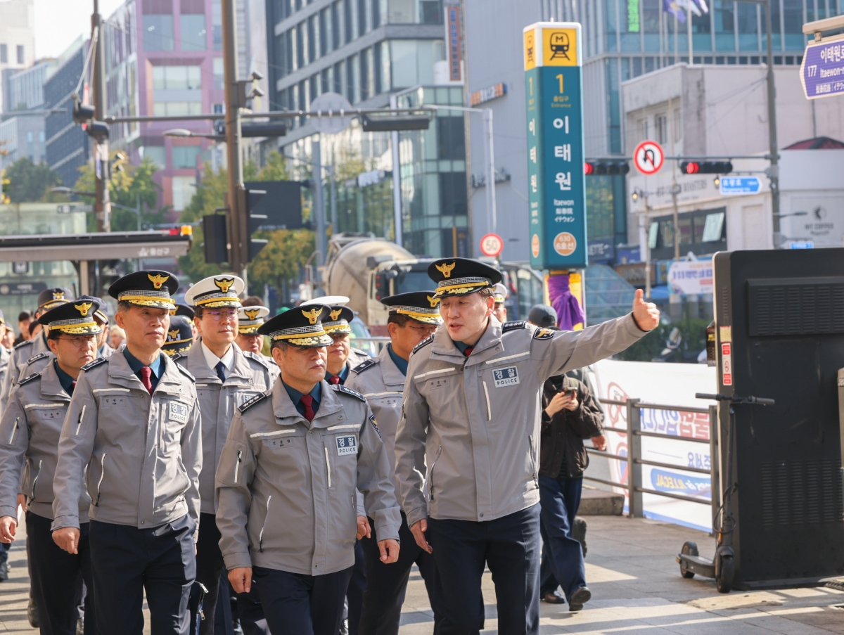 김종철(가운데) 경찰청장 직무대행이 30일 서울 용산구 이태원관광특구를 찾아 안전관리 상황을 점검하고 있다. 경찰청