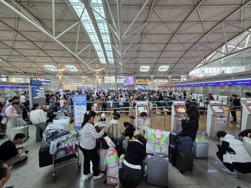 인천국제공항 항공사 네트워크에서 일부 장애가 발생해 출국 수속 절차에 차질이 빚어지고 있다. 인천공항에서 탑승수속 기다리는 승객들. 연합뉴스