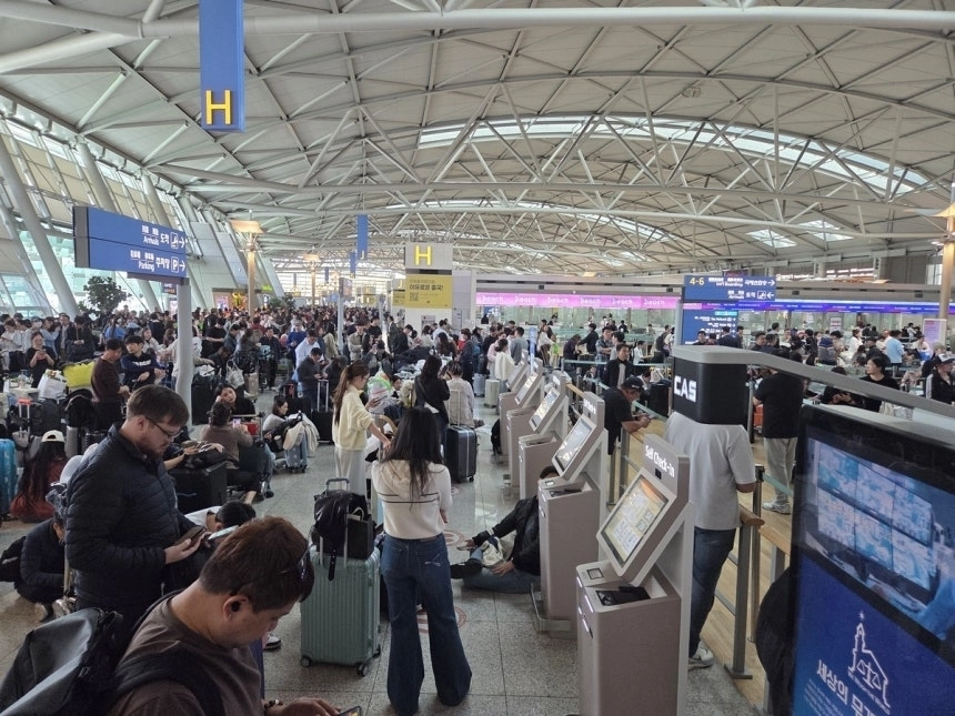 인천국제공항 항공사 네트워크에서 일부 장애가 발생해 출국 수속 절차에 차질이 빚어지고 있다. 인천공항에서 탑승수속 기다리는 승객들. 연합뉴스