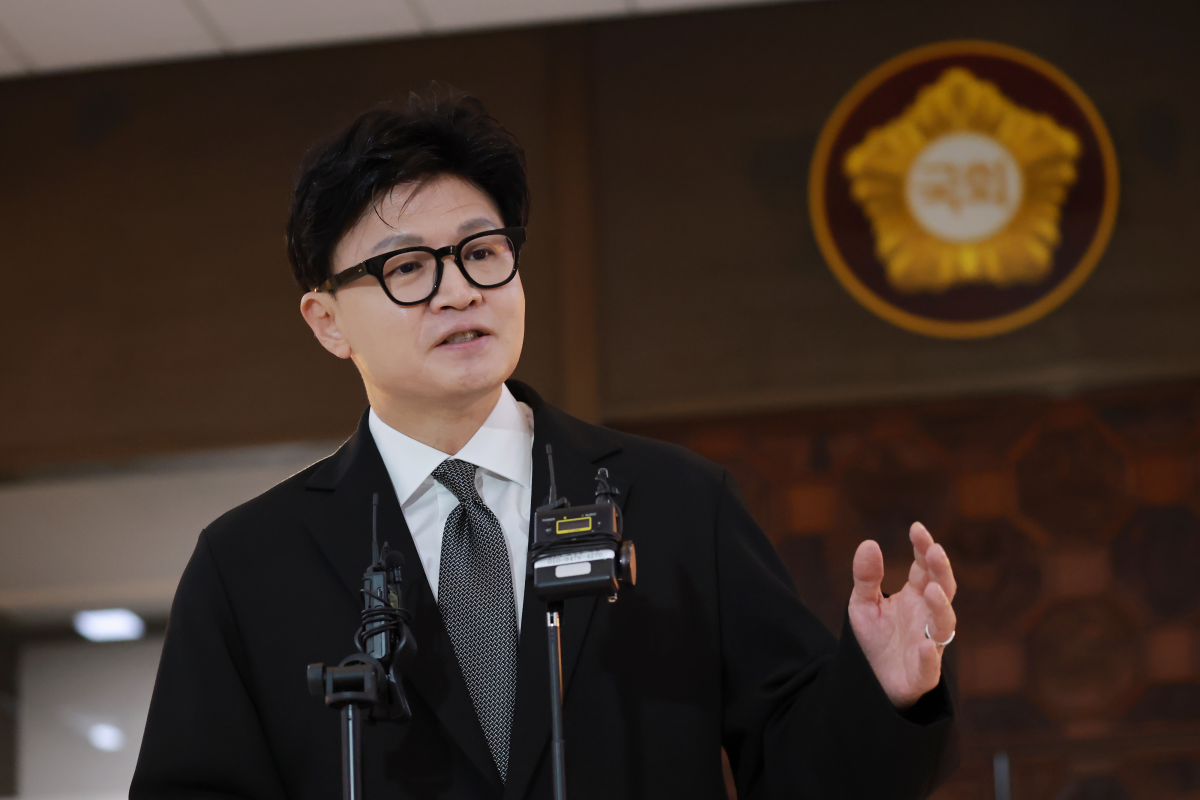 무소속 한동훈 의원이 30일 국회 로텐더홀에서 자신의 법무부 장관 당시 딸의 ‘허위 스펙 의혹’ 수사를 무마했다는 의혹 등과 관련해 기자회견을 하고 있다. 연합뉴스