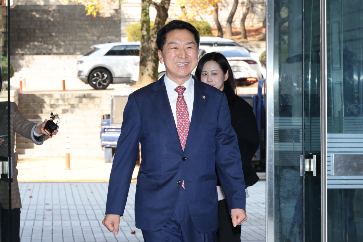김건희 여사에게 260만원대 로저비비에 가방을 선물한 혐의로 기소된 국민의힘 김기현 의원이 30일 서울중앙지법에서 열린 1심 선고 공판에 출석하고 있다. 연합뉴스,