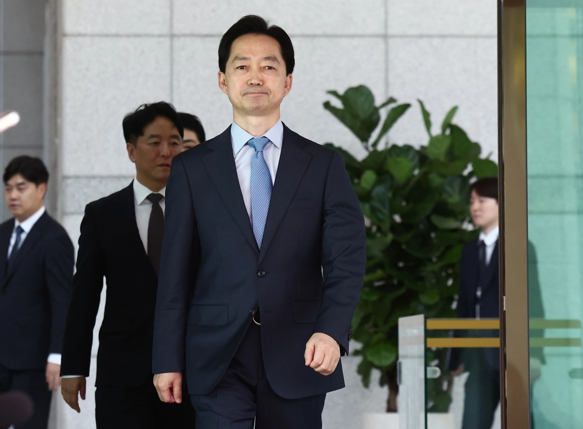 김지용 중대범죄수사청장이 30일 서울 서초구 공소청에서 이정현 검찰총장 직무대행을 예방한 뒤 청사를 빠져 나오고 있다. 뉴스1