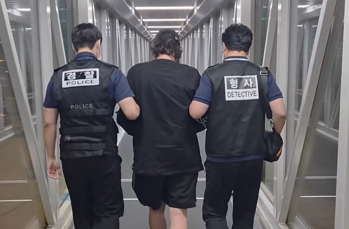 불법 성 착취물 등 영상물 등을 유포한 혐의를 받는 남성이 국내로 송환되고 있다. 충남경찰청 제공