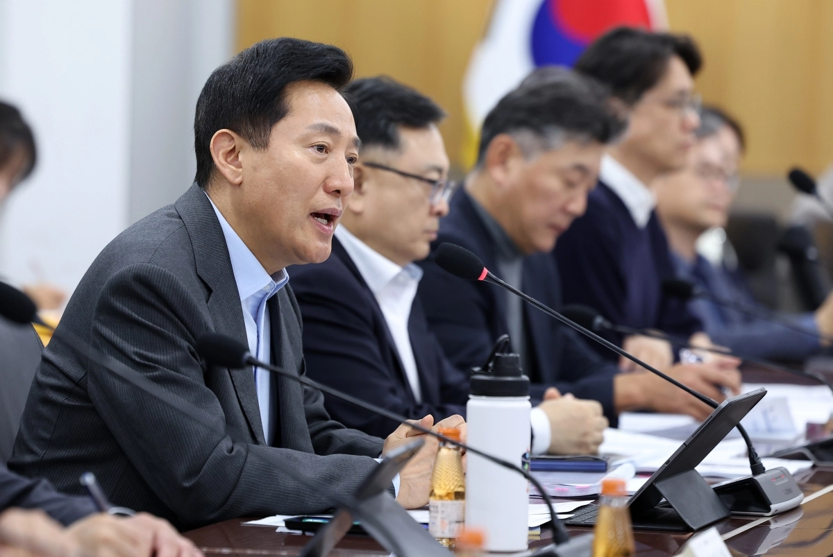 오세훈 서울시장이 30일 서울시청에서 열린 ‘외로움 없는 서울 2’ 현안회의에서 발언하고 있다.  뉴스1