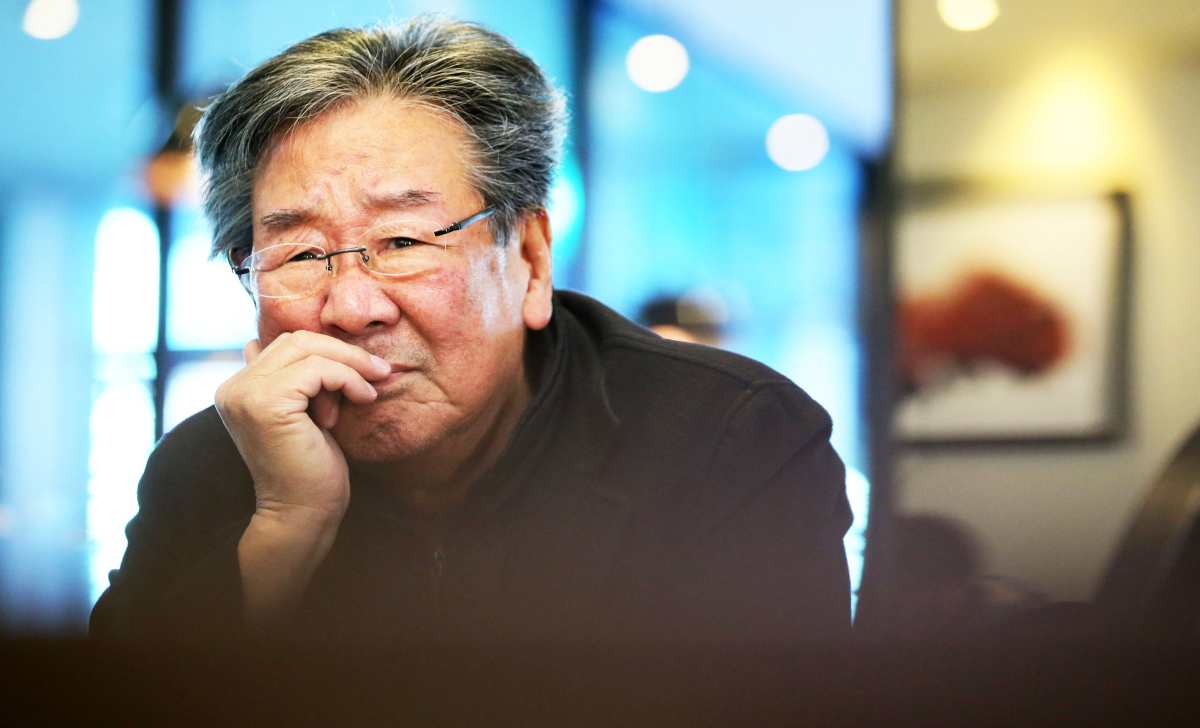 한국의 아버지상을 대표해 ‘국민 아버지’로 불린 배우 최불암(본명 최영한)이 별세했다. 향년 87세. 30일 방송계에 따르면 최불암은 서울 강서구의 한 병원에서 입원 치료 중 29일 밤 10시께 세상을 떠났다. 사진은 2013년 1월 3일 연합뉴스와의 인터뷰에서 포즈를 취하는 모습. 연합뉴스