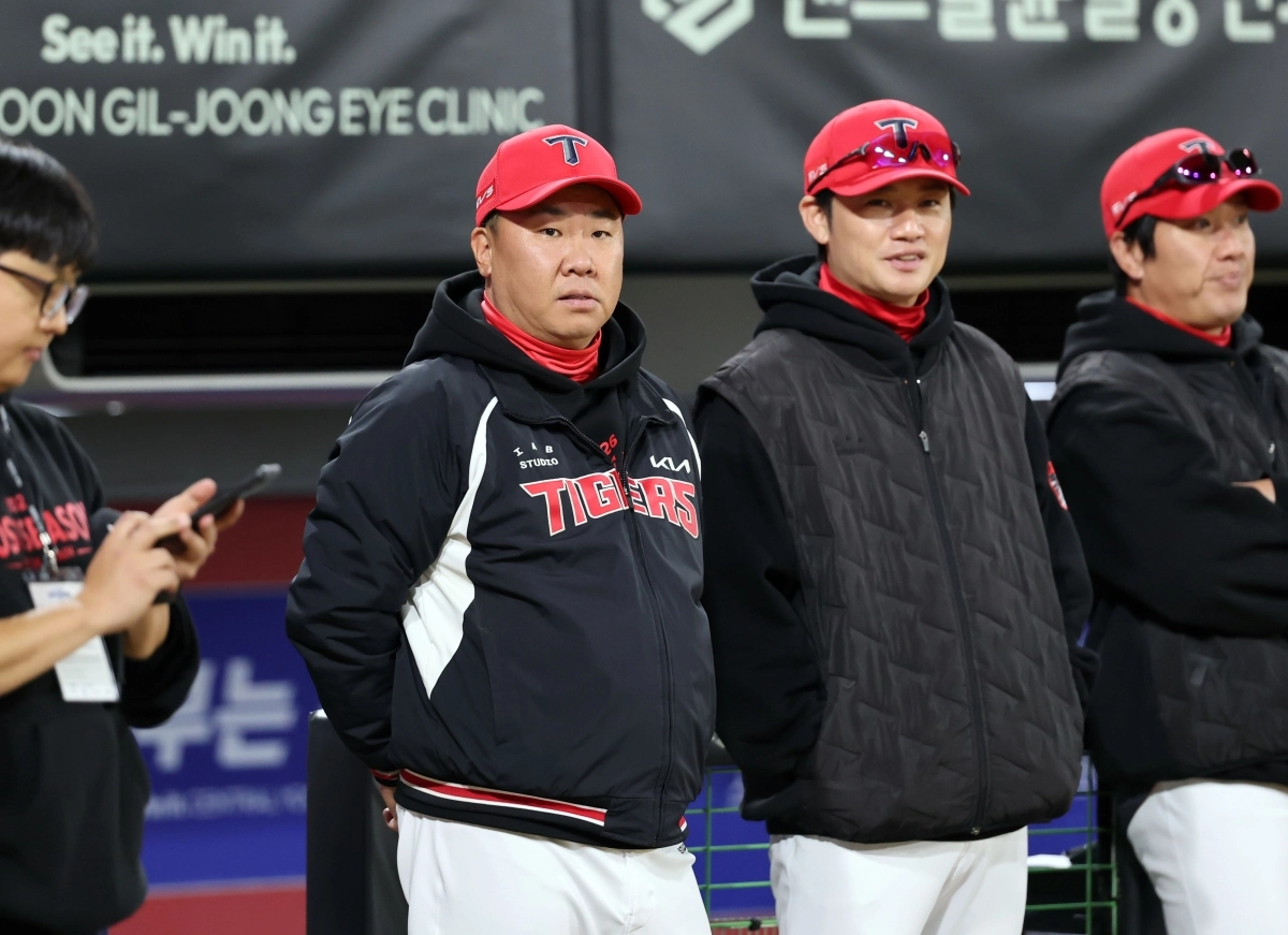 29일 전남광주통합특별시 광주기아챔피언스필드에서 열린 2026 프로야구 플레이오프 3차전 KIA 타이거즈와 삼성 라이온즈의 경기. 경기 시작 전 이범호 감독이 경기장을 바라보고 있다. 2026.10.29      전남광주 연합뉴스